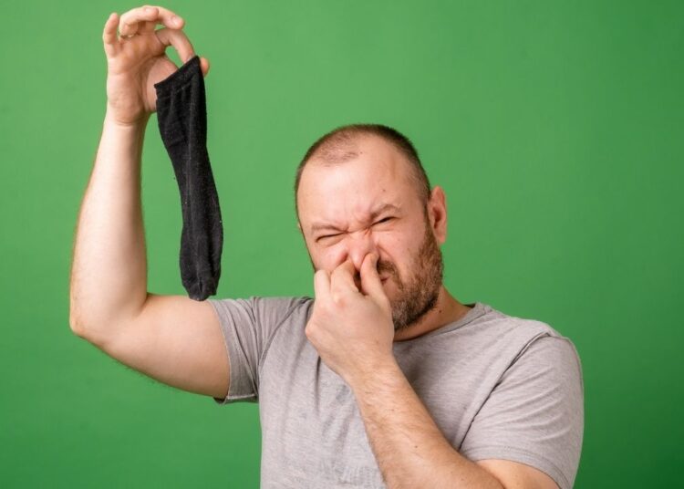 Ayaklarınız basit yöntemle bir daha kokmayacak