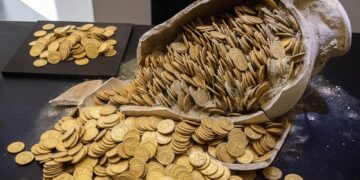 Eski su kabının içinden 40.000 altın sikke çıktı