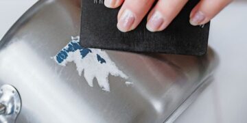 Etiket yapışkanını iz bırakmadan anında temizlemenin 4 yolu açıklandı