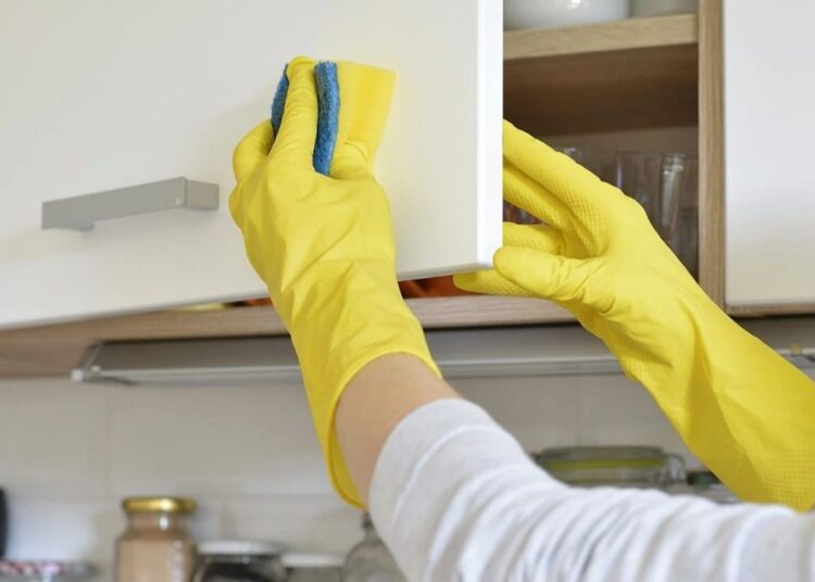 Mutfak dolaplarındaki yağları zahmetsizce temizlemenin 6 basit yolu